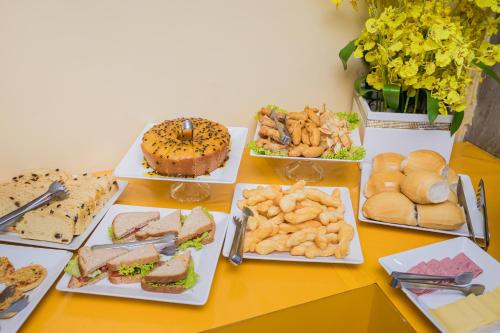 Barra do CordaHotel Diniz的桌子上摆满了各种食物