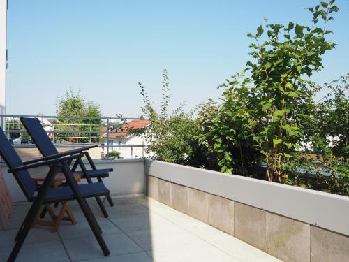 une paire de chaises assises sur un balcon dans l'établissement Large studio direct access to Paris center, à Noisy-le-Sec