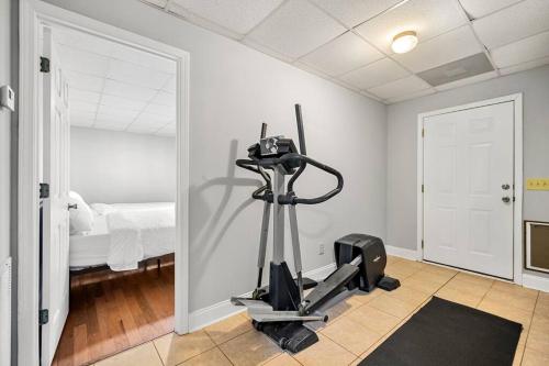 a room with a gym with a treadmill and a bed at Lakeview with Dock and king bed Gainesville in Oscarville