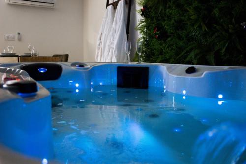 - une baignoire bleue dans une chambre avec un arbre de Noël dans l'établissement La romance champêtre, à La Noë-Blanche