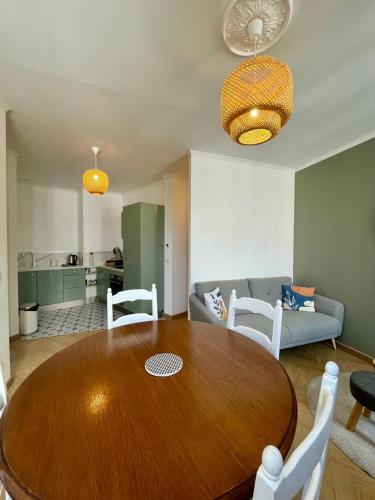 un salon avec une table en bois et un canapé dans l'établissement LE CLOS DE SAINT JO - Dijon centre T3, à Dijon