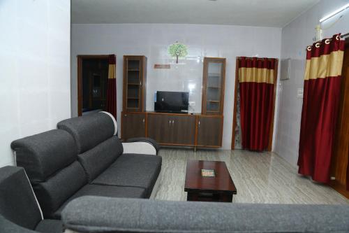 Una televisión o centro de entretenimiento en HB'S Nest HOMESTAY SPACIOUS 2BHK HILL VIEW APPARTMENT