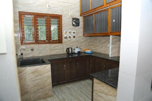 Kuchyň nebo kuchyňský kout v ubytování HB'S Nest HOMESTAY SPACIOUS 2BHK HILL VIEW APPARTMENT