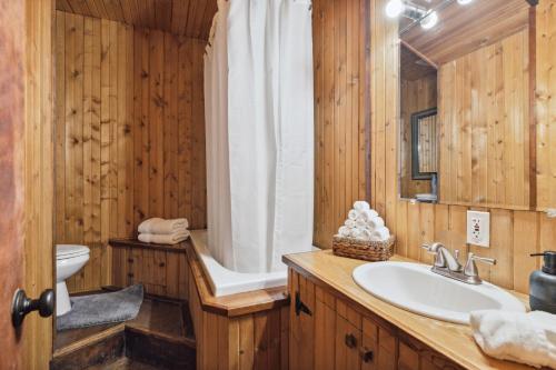 A bathroom at Whimsical Gatehouse, Private Porch, Kitchenette