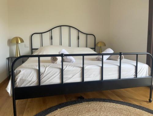 un lit avec un chat installé au-dessus dans l'établissement Chambre, cuisine à 10 min des plages, à Porto-Vecchio