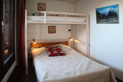 - une chambre avec un lit et 2 lits superposés dans l'établissement Résidence Le Cairn - STUDIO N° 0311 LE CAIRN MAE-4521, aux Orres