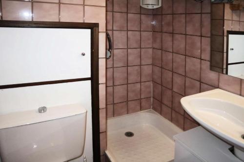 une salle de bain avec toilettes, lavabo et baignoire dans l'établissement Résidence Le Cairn - STUDIO N° 0311 LE CAIRN MAE-4521, aux Orres