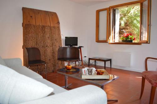 a living room with a couch and a table at Belle maison Catalan, rénovée entièrement 2023 in Eus