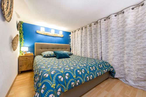 une chambre avec un lit et un mur bleu dans l'établissement 