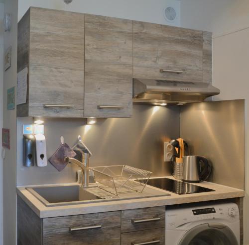 une cuisine avec un évier et une machine à laver dans l'établissement 