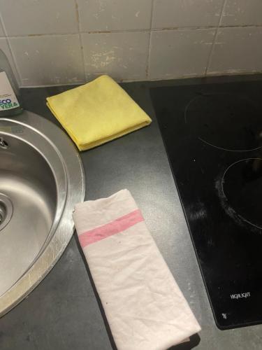 a towel on the floor next to a sink at Charmant appartement centre ville in Creil