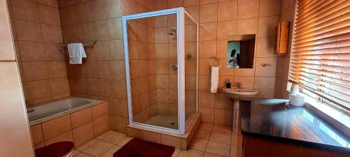 Ένα μπάνιο στο Tee Cee Marvelous Guesthouse