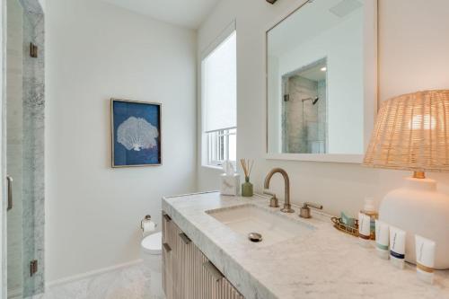 un bagno con lavandino e specchio di Kaiya Beach Resort a Inlet Beach