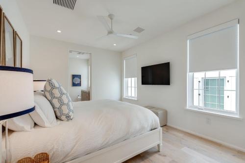 una camera da letto bianca con un letto e una TV a schermo piatto di Kaiya Beach Resort a Inlet Beach