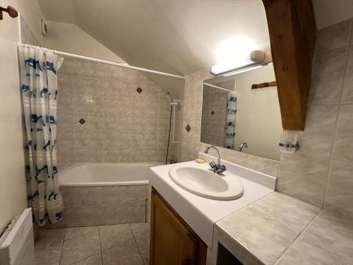 une salle de bain avec un lavabo et une baignoire dans l'établissement Résidence L'eterlou - L'ETERLOU MAE-2071, à Vars
