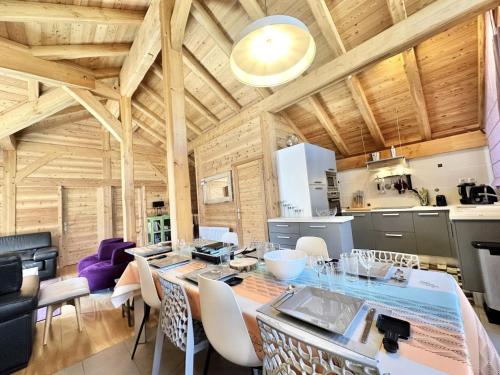 une cuisine et une salle à manger avec une table et des chaises dans l'établissement Chalet Padischa - CHALET PADISCHA-Tout inclus MAE-2931, à Vars