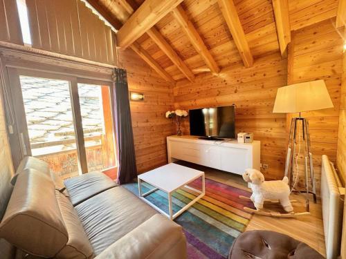 Un pat sau paturi într-o cameră la Chalet Padischa - CHALET PADISCHA-Tout inclus MAE-2931