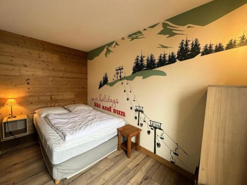 une chambre avec un lit dans un mur en bois dans l'établissement Résidence Le Bouquetin Ii - LE BOUQUETIN II MAE-9961, à Vars