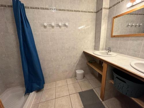 une salle de bain avec un lavabo et un miroir dans l'établissement Résidence Le Grand Pre - APPARTEMENT GRAND PRE PROCHE PISTES Classé 2 MAE-9951, à Vars