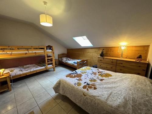 - une chambre avec 2 lits et 2 lits superposés dans l'établissement Résidence Le Grand Pre - APPARTEMENT GRAND PRE PROCHE PISTES Classé 2 MAE-9951, à Vars