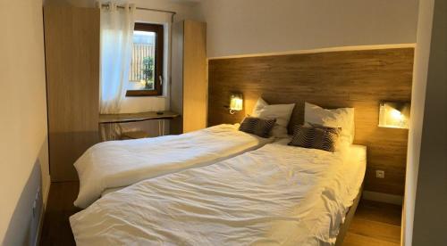 une chambre avec deux lits avec draps blancs et oreillers dans l'établissement Varsea Residence - RESIDENCE VARSEA MAE-0021, à Vars