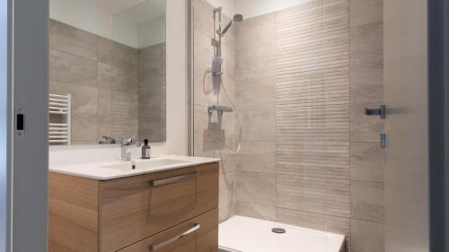 une salle de bain avec un lavabo blanc et une douche dans l'établissement Chalet De Tilia - CHALET PRESTIGE 8/10 PERS. PROCHE PISTES MAE-9931, à Vars