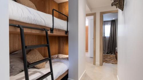 Cette chambre comprend 2 lits superposés et un couloir. dans l'établissement Chalet De Tilia - CHALET PRESTIGE 8/10 PERS. PROCHE PISTES MAE-9931, à Vars