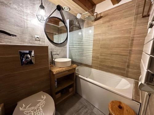 une salle de bain avec une baignoire, des toilettes et un lavabo dans l'établissement Résidence L'hostellerie - APPARTEMENT SAINTE MARIE MAE-0041, à Vars