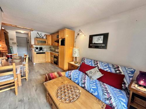un salon avec un canapé et une table dans l'établissement Résidence L'alpage - APPARTEMENT, PIED DES PISTES MAE-0091, à Vars