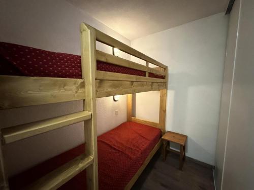Cette petite chambre dispose de lits superposés et d'un tapis rouge. dans l'établissement Résidence L'eyssina - L'EYSSINA MAE-0081, à Vars