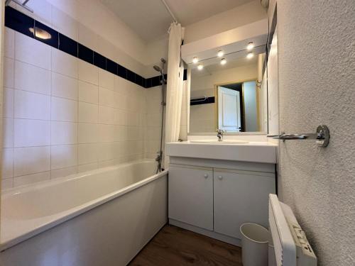 une salle de bain avec une baignoire, un lavabo et des toilettes dans l'établissement Résidence L'eyssina - L'EYSSINA MAE-0081, à Vars