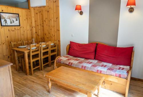 un salon avec un canapé et une table dans l'établissement Résidence Les Hauts De Preclaux - Appartement de montagne avec vue sur les pistes MAE-1771, aux Orres