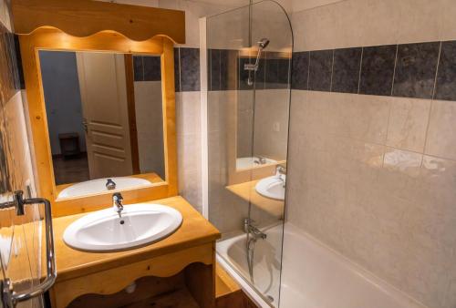 une salle de bain avec deux lavabos et une douche dans l'établissement Résidence Les Hauts De Preclaux - Appartement de montagne avec vue sur les pistes MAE-1771, aux Orres