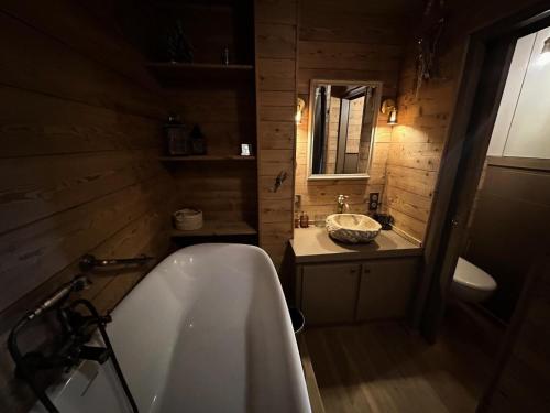 ein Badezimmer mit einer weißen Badewanne und einem Waschbecken in der Unterkunft Résidence Les Ecrins 1 - RESIDENCE LES ECRINS 1 MAE-0421 in Vars