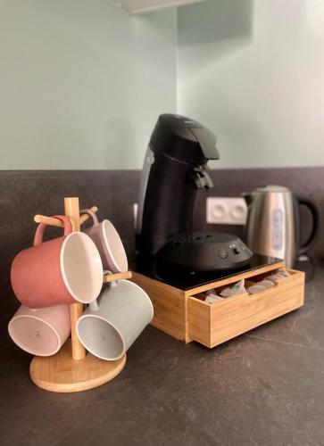 - un comptoir de cuisine avec une cafetière et une cafetière dans l'établissement INTO THE WINE, à Dijon