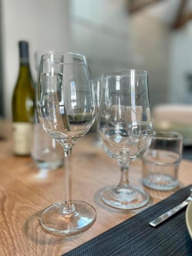 trois verres à vin assis au-dessus d'une table en bois dans l'établissement INTO THE WINE, à Dijon