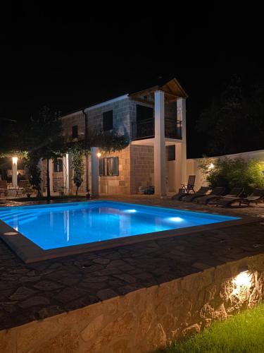 Hồ bơi trong/gần Holiday home Bilini Dvori - house with swimming pool
