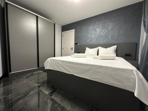 Un dormitorio con una cama grande con sábanas y almohadas blancas. en KA apartment Luxury 1, en Kazanlak