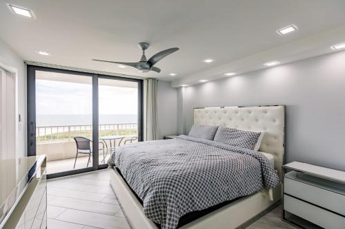 een slaapkamer met een bed met uitzicht op de oceaan bij 2 BR Condo by the Beach - Splendid Ocean View in Marco Island