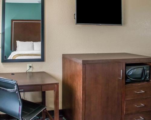 a room with a desk and a tv and a bed at Comfort Inn & Suites San Marcos near Outlet Mall in San Marcos
