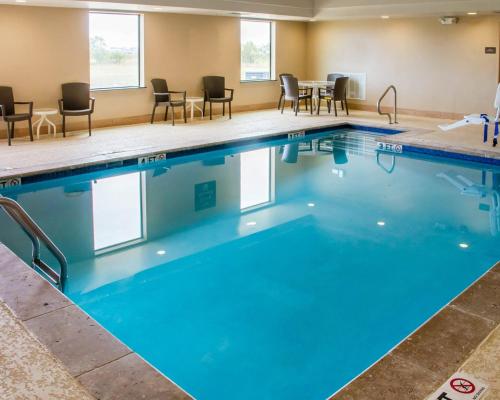 a large swimming pool with chairs and a table at Comfort Inn & Suites San Marcos near Outlet Mall in San Marcos