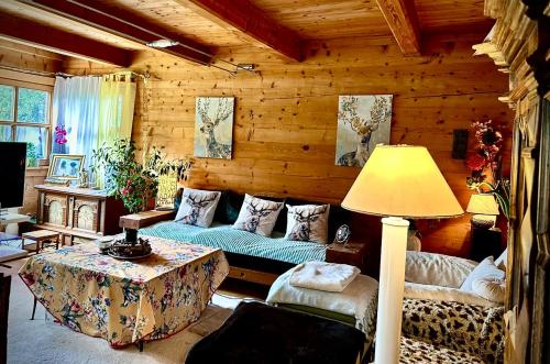 a living room with a couch and a table at Weil ich es mir wert bin in Seehausen am Staffelsee