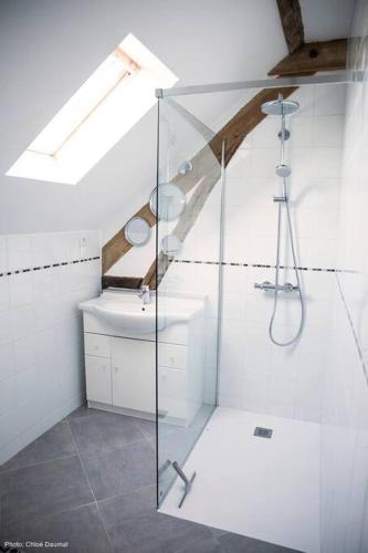 une salle de bain avec une douche avec des toilettes et un lavabo dans l'établissement Maison au calme, à Baccon