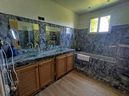 une salle de bain avec deux lavabos et une baignoire dans l'établissement Appartement 3 chambres avec terrasse vue mer à 150 m de la plage, à Marseille