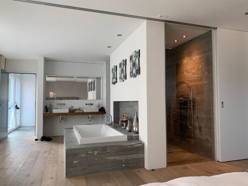 Postel nebo postele na pokoji v ubytování Luxurious Penthouse Apartment