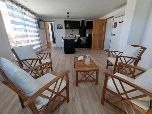 Penthouse 2 pièces avec terrasse vue mer à 150 m de la plage