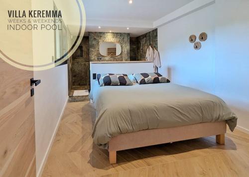 une chambre avec un grand lit dans une pièce dans l'établissement La Villa Keremma - Luxe - Piscine et plage, à Plounéour-Trez