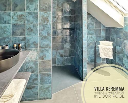 La salle de bains est pourvue d'un lavabo et d'une douche avec baignoire. dans l'établissement La Villa Keremma - Luxe - Piscine et plage, à Plounéour-Trez