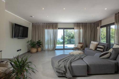Μια τηλεόραση ή/και κέντρο ψυχαγωγίας στο Casa Calme With Spa And Gym