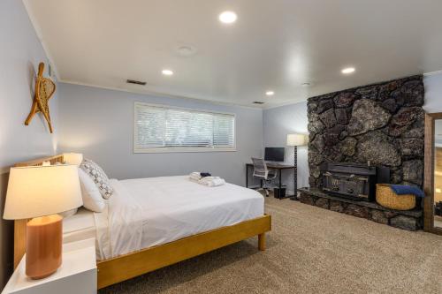 Un dormitorio con una cama y una chimenea. en Cottonwood, en Cottonwood Heights